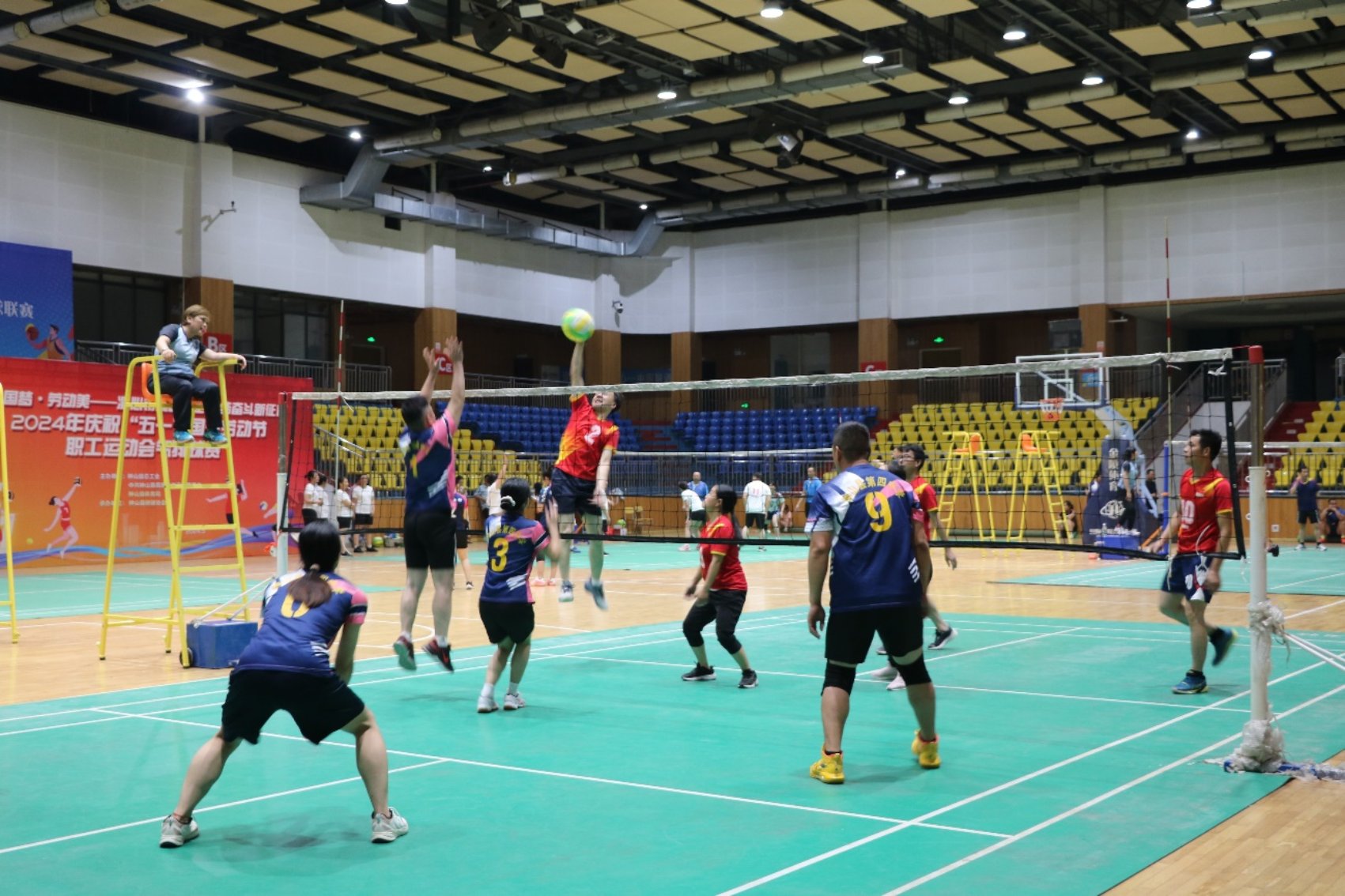 钟山县2024年庆祝“五一”国际劳动节职工运动会气排球比赛火热开赛