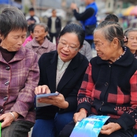 浓情暖老人，服务惠民生 “敬老月”活动丰富多彩