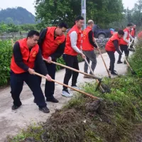 齐心疏“经络” 清淤润“春耕”——新凤村开展春耕水渠清淤志愿活动